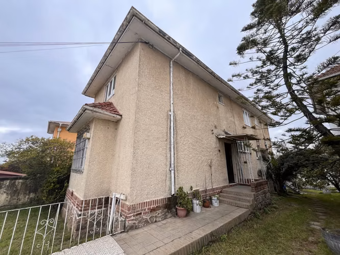 Casa 371 m2 útiles, 5 dormitorios, Agua Santa