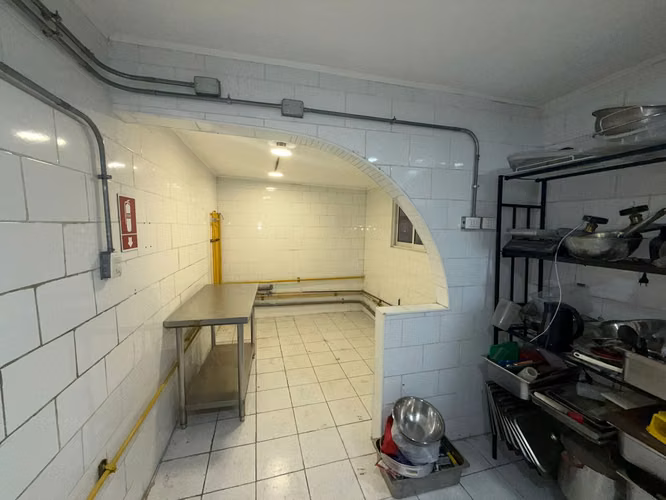 Local de comida equipado 230 m2 últiles