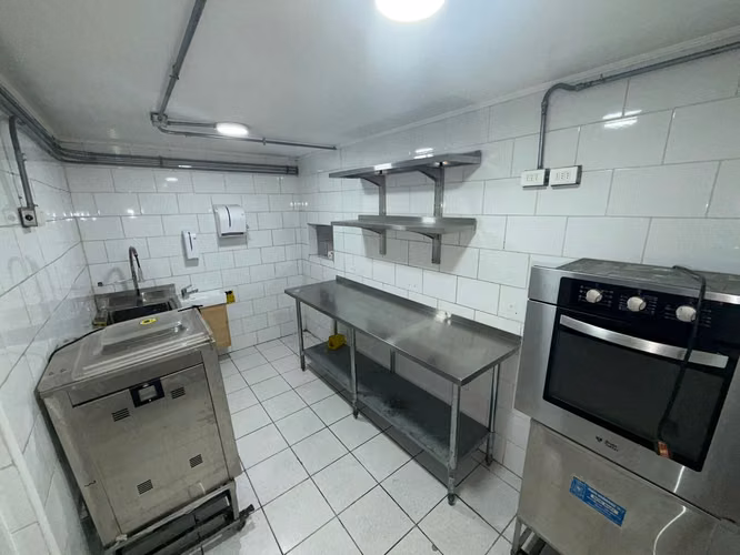 Local de comida equipado 230 m2 últiles