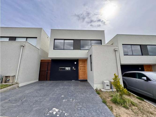  Casa Moderna en Condominio Raíces – Quilpué