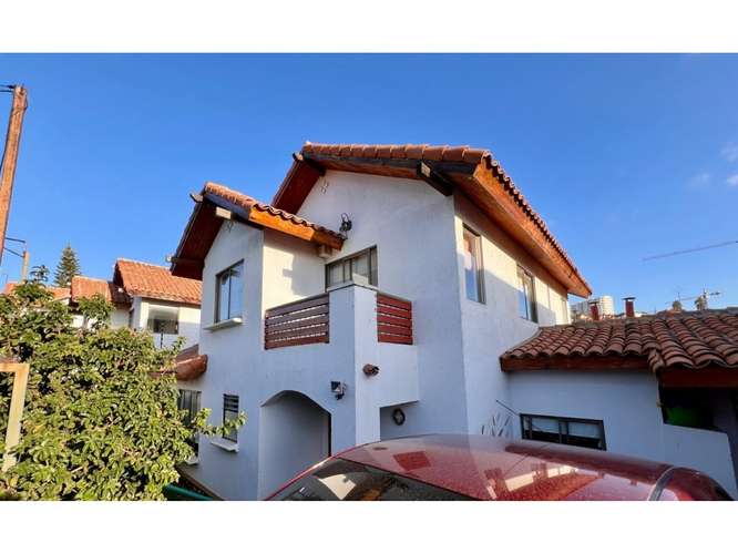  Casa Amplia y Funcional en Sector Residencial Altos de Viña