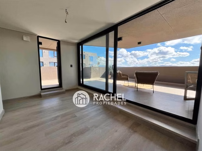 SE ARRIENDA INCREIBLE PENTHOUSE EN EXCLUSIVO EDIFICIO PONTEVEDRA-Sector Portal de la Frontera