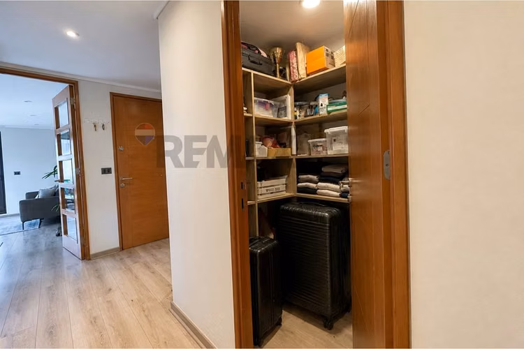 Amplio y moderno departamento en las condes