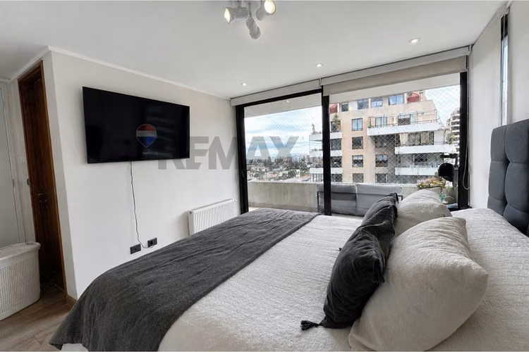 Amplio y moderno departamento en las condes