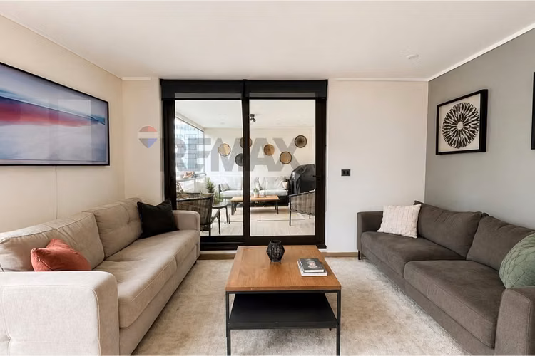 Amplio y moderno departamento en las condes