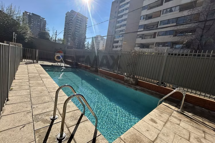 Amplio y moderno departamento en las condes