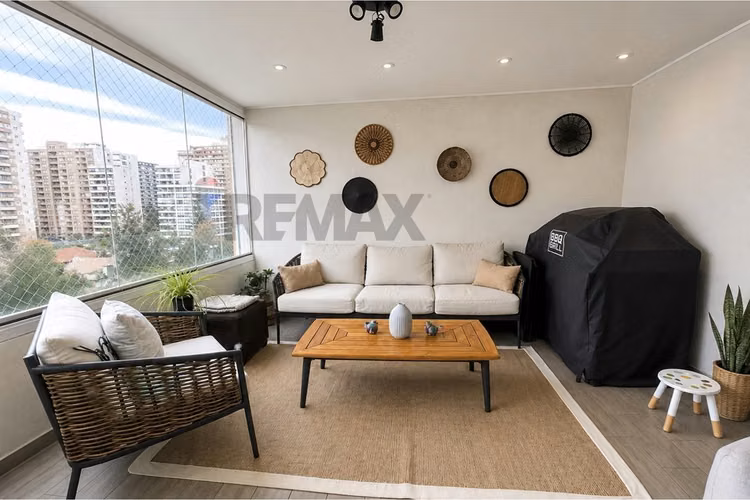 Amplio y moderno departamento en las condes