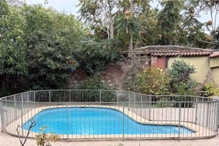 En  las condes, con terreno y piscina