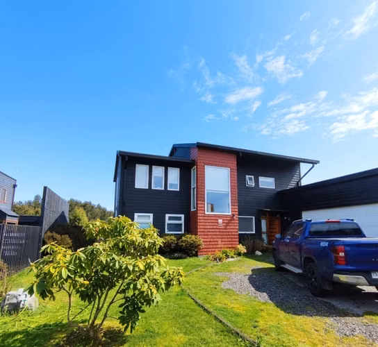VENTA HERMOSA CASA EN LOTEO CENTENARIO