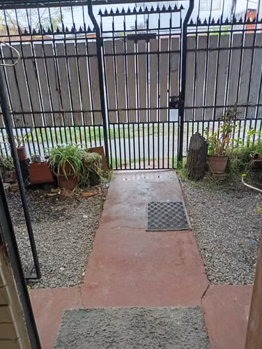 CASA ESQUINA EN PASAJE CERRADO