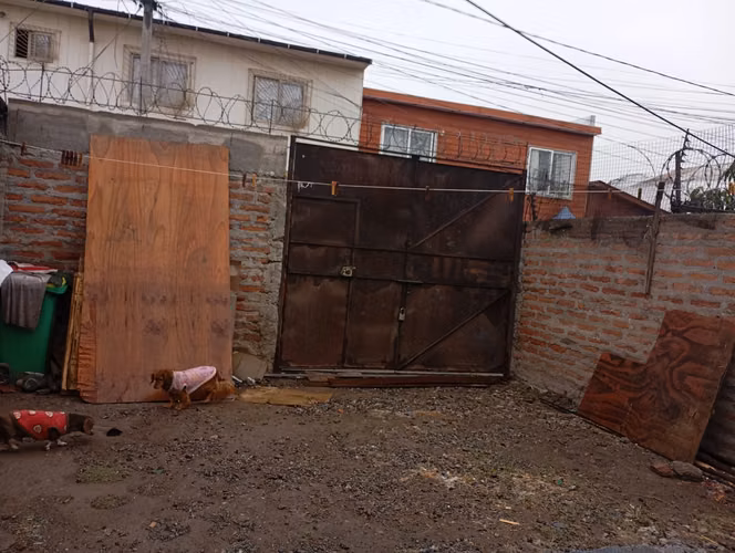 CASA ESQUINA EN PASAJE CERRADO
