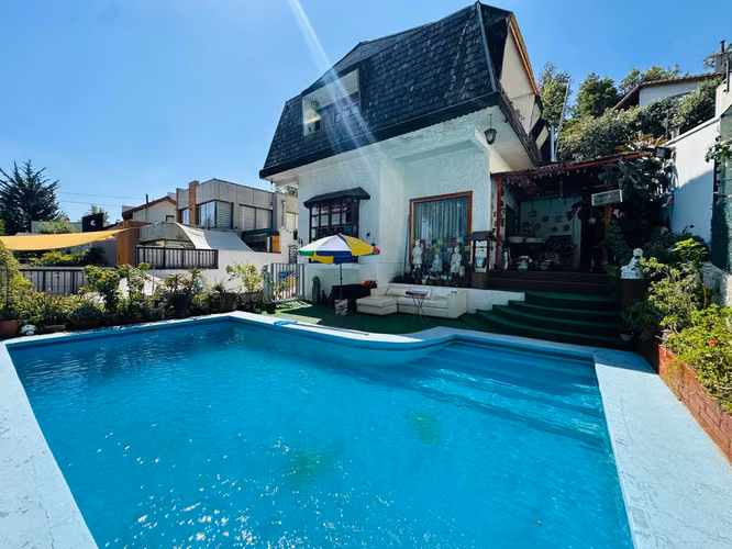 Casa 6D 4B con Piscina | 240 m² Construidos | 2 Estac. | Sector Los Dominicos – Las Condes