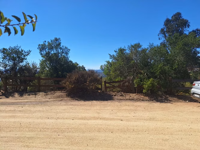 Parcela de 5.000 m² con vista panorámica en condominio con club house y piscinas