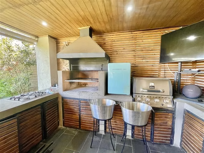 Preciosa e iluminada casa en Condominio Piedra Roja - Imagen 17