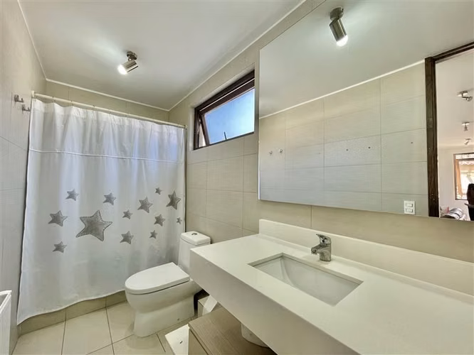 Preciosa e iluminada casa en Condominio Piedra Roja - Imagen 9