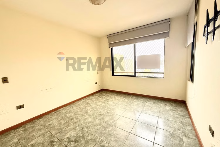 Amplio departamento en avenida brasil