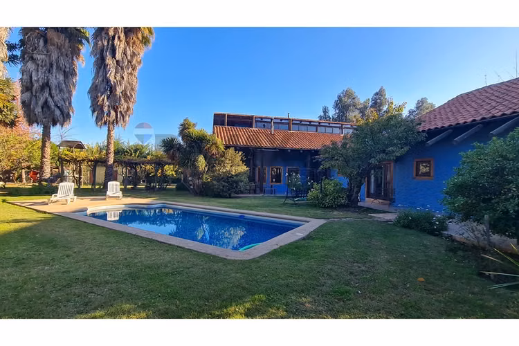 Casa condominio 4 hab y piscina en  buin