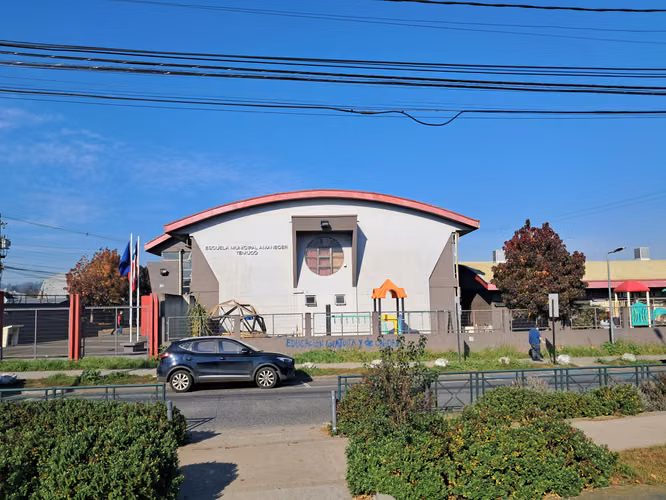 VENTA DE CASA FRENTE A CESFAM Y COLEGIO