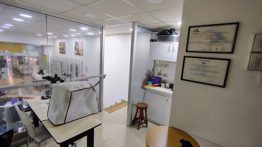 LOCAL DE 3 NIVELES EN ARRIENDO EN GALERIA SANTIAGO CENTRO