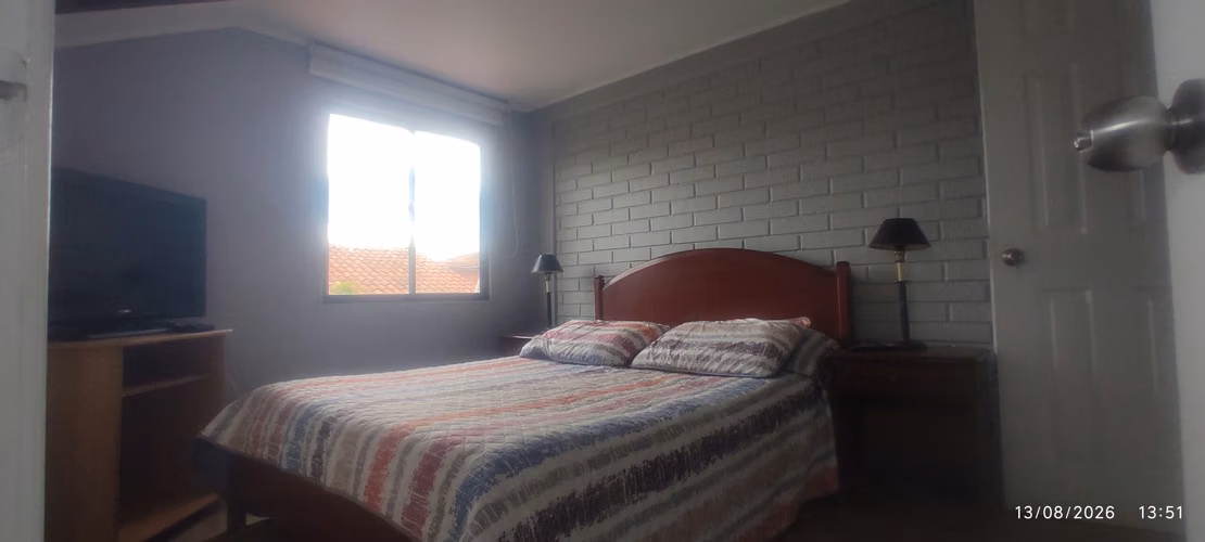 Casa 4 dormitorios, 2 baños, amoblado.