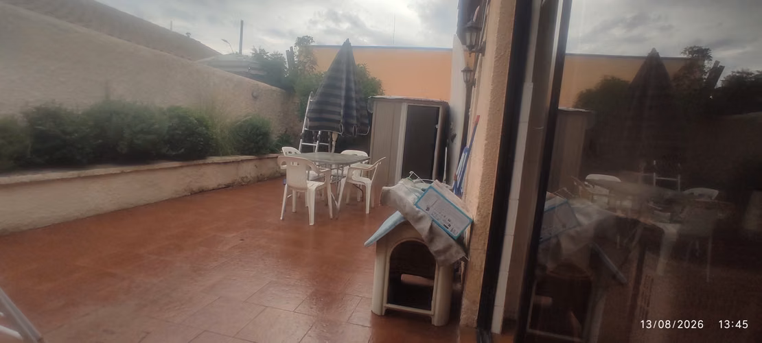 Casa 4 dormitorios, 2 baños, amoblado.