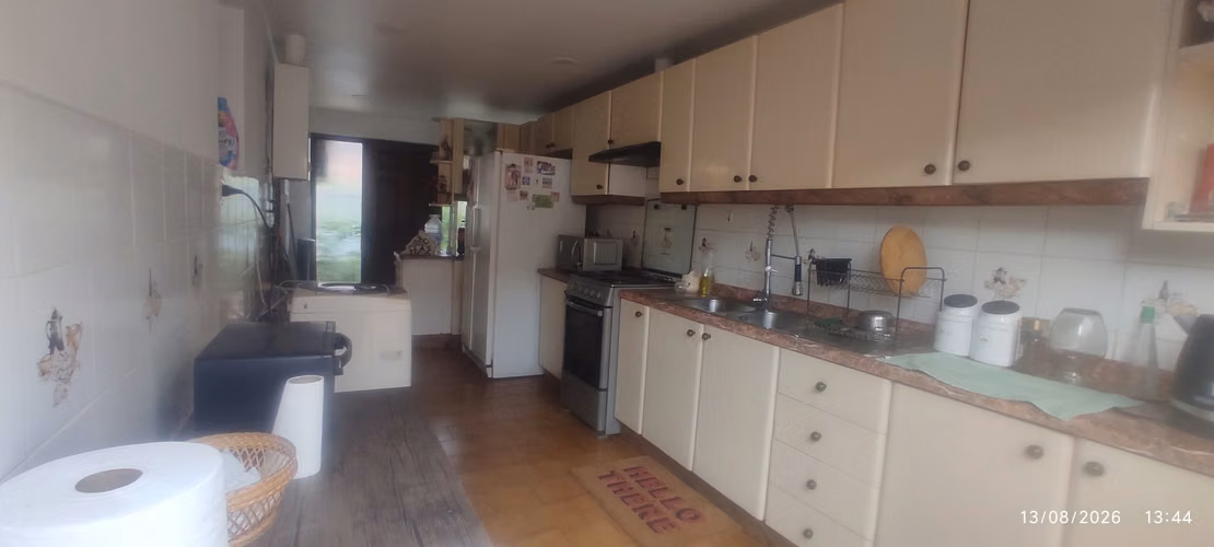 Casa 4 dormitorios, 2 baños, amoblado.