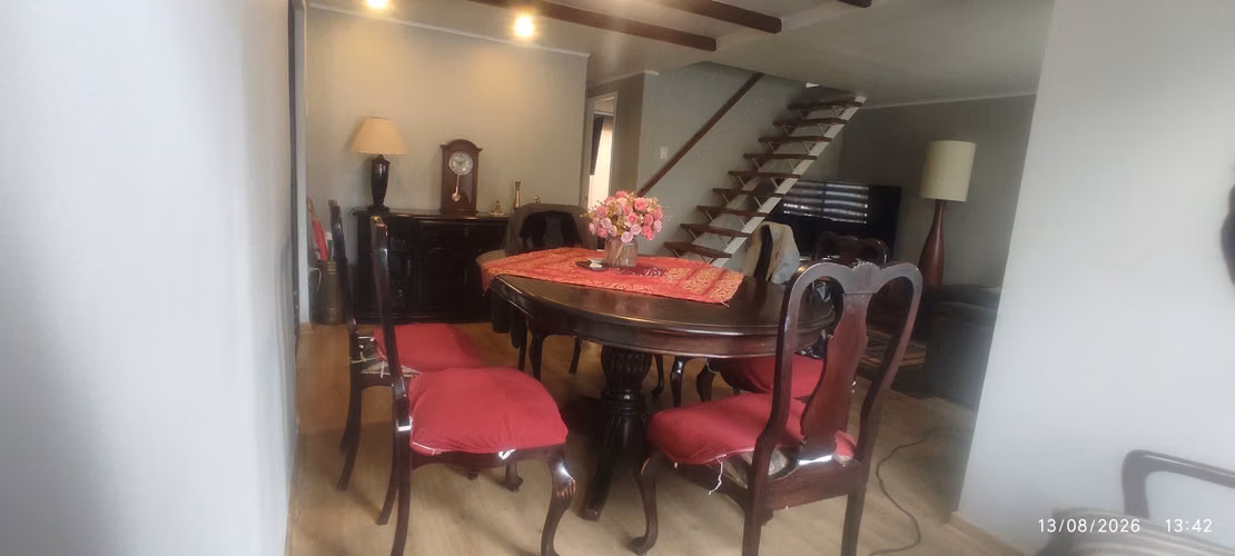 Casa 4 dormitorios, 2 baños, amoblado.