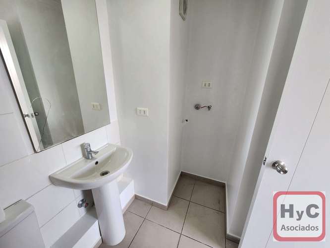 Incluye Bodega, a pasos del Metro San Miguel - Imagen 10