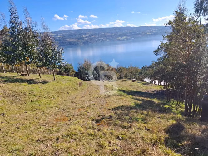 Casa con Vista al Mar, Terreno Amplio y Galpón