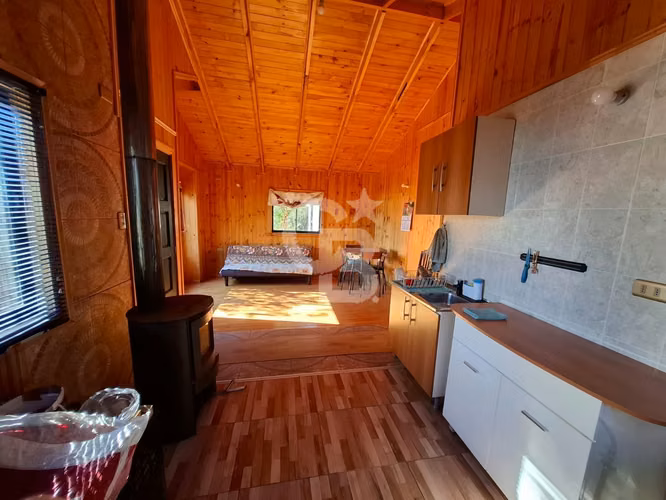 Casa con Vista al Mar, Terreno Amplio y Galpón
