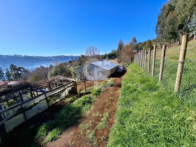 Casa con Vista al Mar, Terreno Amplio y Galpón