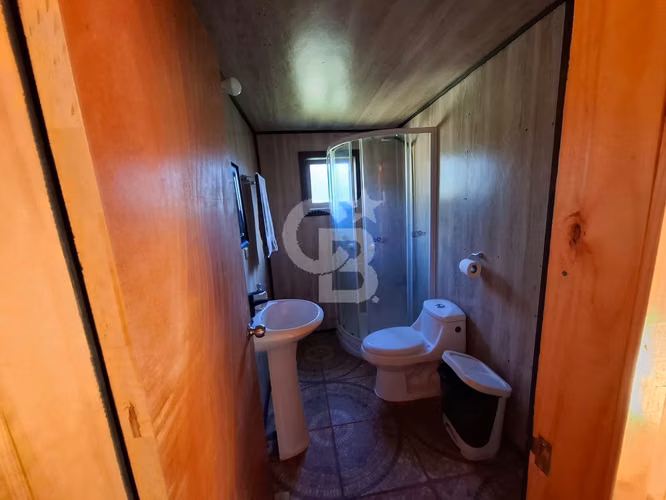Casa con Vista al Mar, Terreno Amplio y Galpón