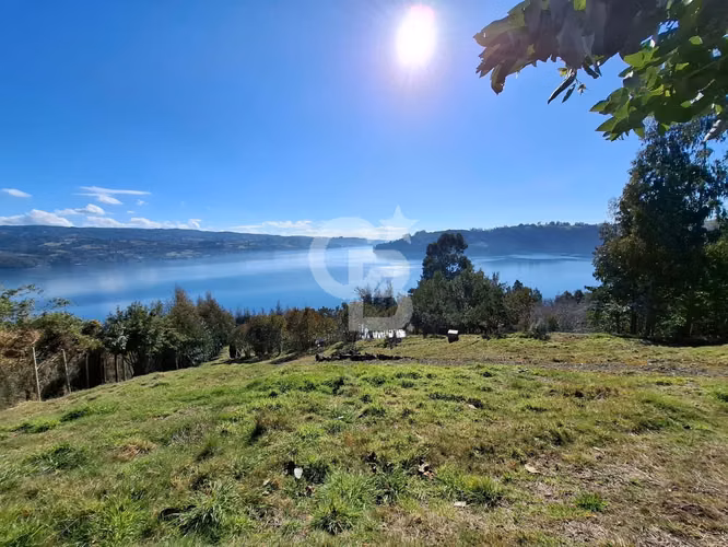 Casa con Vista al Mar, Terreno Amplio y Galpón