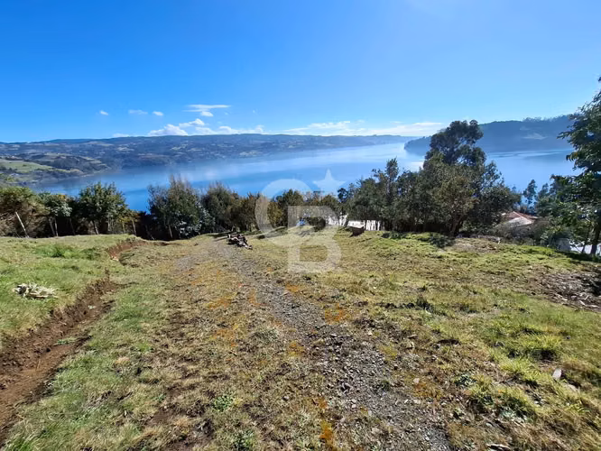 Casa con Vista al Mar, Terreno Amplio y Galpón