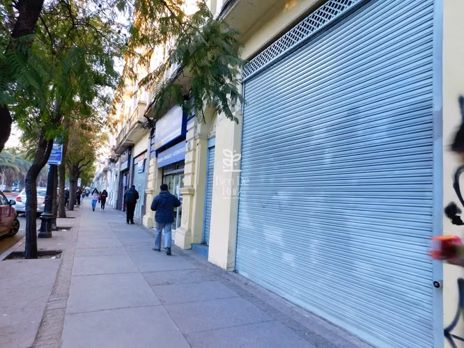 Amplio Local Comercial en arriendo