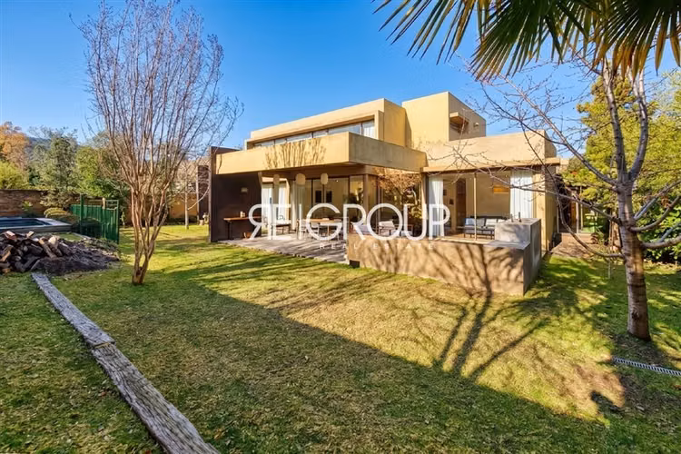 Casa en arriendo de 5 dorm. en Lo Barnechea