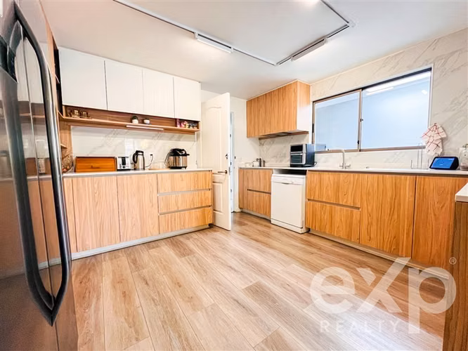 CASA AMPLIA CON PISCINA Y QUINCHO EN HUECHURABA 5D/5B