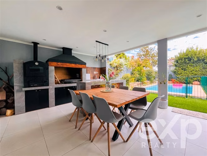 CASA AMPLIA CON PISCINA Y QUINCHO EN HUECHURABA 5D/5B