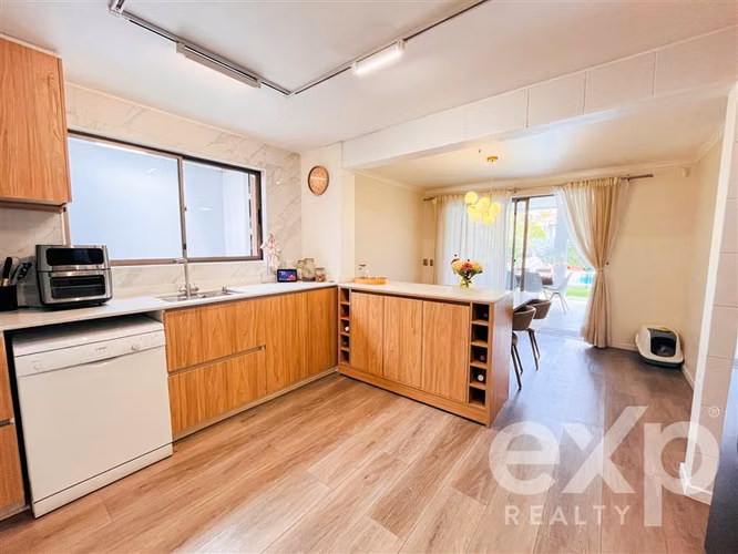 CASA AMPLIA CON PISCINA Y QUINCHO EN HUECHURABA 5D/5B