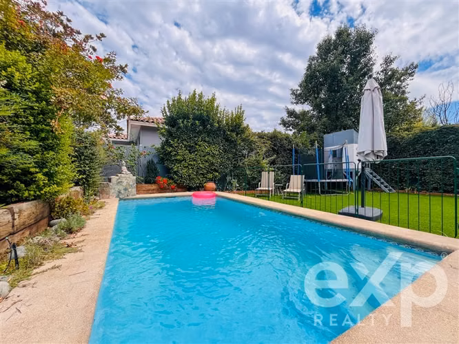 CASA AMPLIA CON PISCINA Y QUINCHO EN HUECHURABA 5D/5B