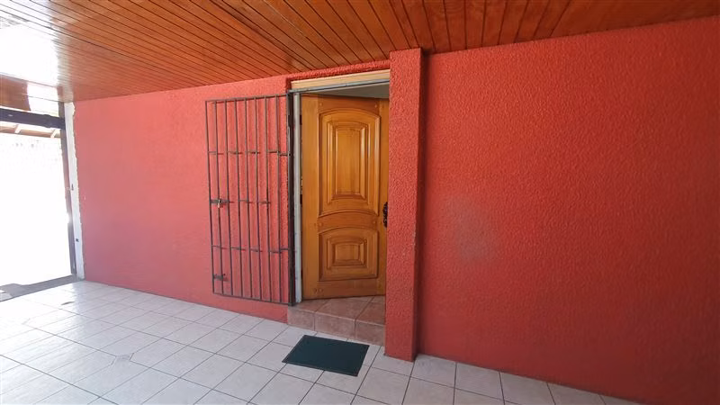Casa en venta de 4 dorm. en La Granja