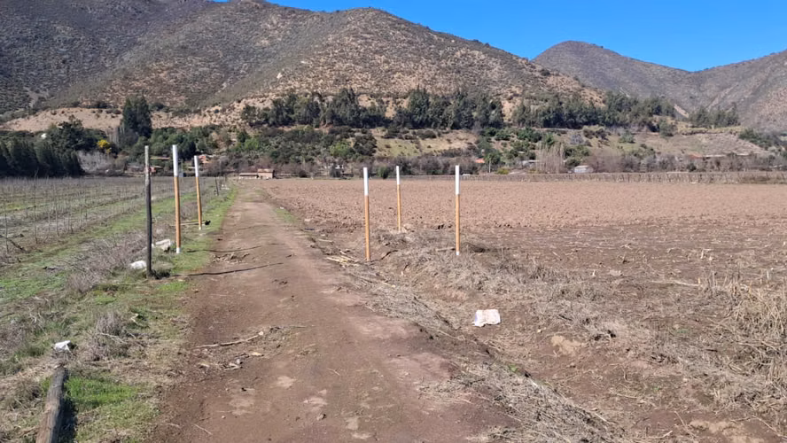 A pasos de Escuela Salesiana Catemu y calle principal/ Agua y factibilidad de luz