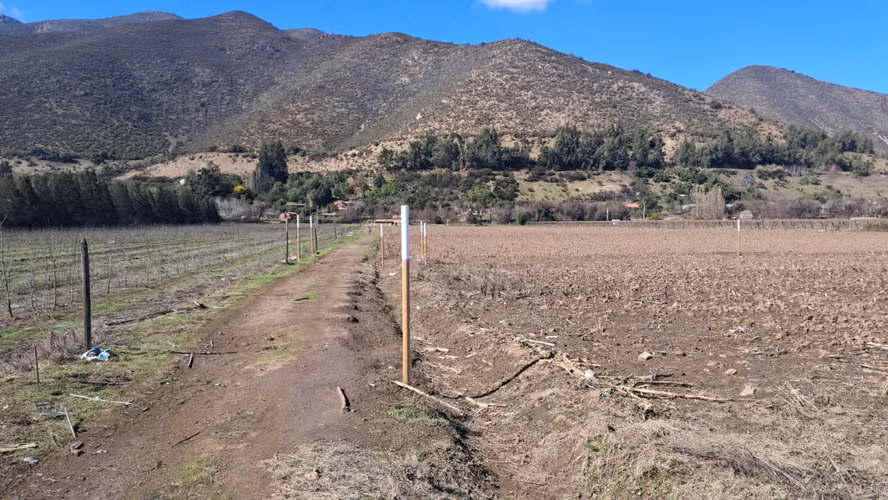 A pasos de Escuela Salesiana Catemu y calle principal/ Agua y factibilidad de luz