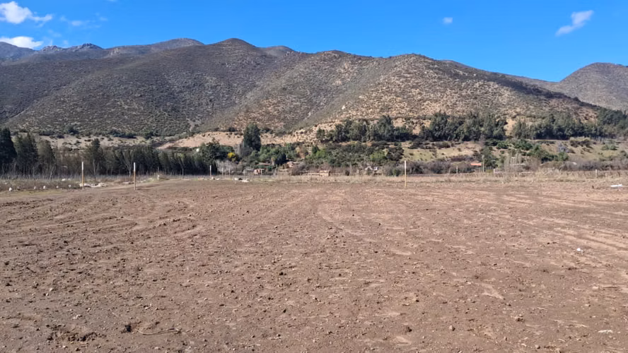 A pasos de Escuela Salesiana Catemu y calle principal/ Agua y factibilidad de luz