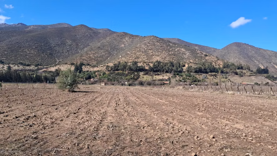 A pasos de Escuela Salesiana Catemu y calle principal/ Agua y factibilidad de luz