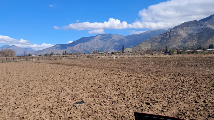 A pasos de Escuela Salesiana Catemu y calle principal/ Agua y factibilidad de luz