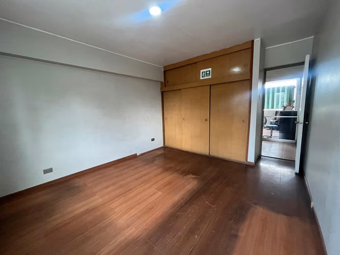 SE VENDE COMODA OFICINA  EN GRAN AVENIDA 8423-LA CISTERNA