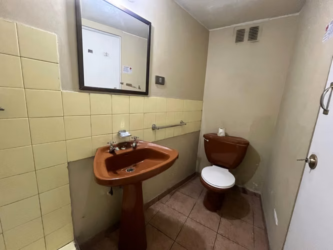 SE VENDE COMODA OFICINA  EN GRAN AVENIDA 8423-LA CISTERNA