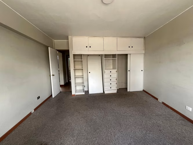 SE VENDE COMODA OFICINA  EN GRAN AVENIDA 8423-LA CISTERNA