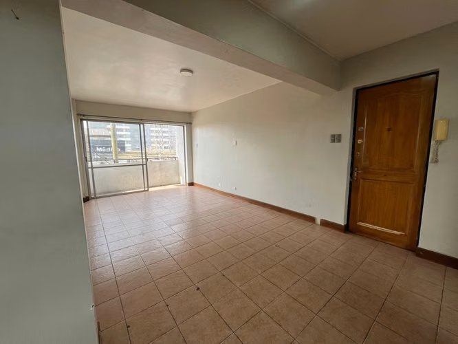 SE VENDE COMODA OFICINA  EN GRAN AVENIDA 8423-LA CISTERNA